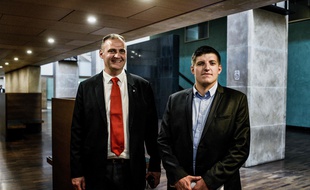 Alexandre Gabriac (R) et Yvan Benedetti (L)à leur arrivée au palais de justice de Lyon où ils étaient jugés pour avoir continuer de faire vivre leur groupuscule d'extrême-droite, pourtant dissous par le gouvernement en 2013 AFP PHOTO / JEFF PACHOUD