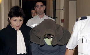 L'anesthésiste belge Helga Wauters accompagnée de son avocate Florence Hegoburu, à son arrivée au palais de justicele 14 octobre 2014 à Pau