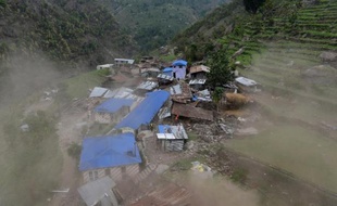 Un village endommagé par le séisme, vu depuis un hélicoptère, à Lapu dans la région de Gorkha au Népal, le 28 avril 2015