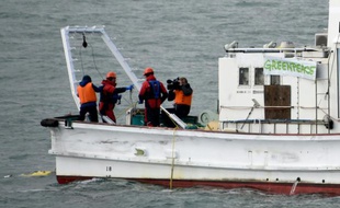 Un navire de Greenpeace récupère des échantillons autour du site de Fukishima, le 22 février 2016