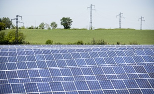 Image du chantier d'un gigantesque parc photovoltaïque installé à Avignonet-Lauragais, en Haute-Garonne.