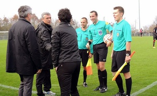 L'entraîneur de la TA Rennes Jacques Le Normand (de face) salue son homologue rennais Laurent Huard, avant le match aller en CFA 2.