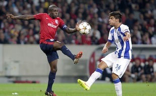Lille, le 20 aout 2014. Illustration du lillois Rio Mavuba, ici à la lutte avec le portugais Ruben Neves.