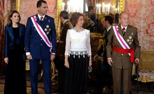 Le roi d'Espagne Juan Carlos, appuyé sur des béquilles, a présidé lundi la cérémonie de la Pâque militaire au Palais Royal de Madrid, sortant pour la première fois en public de sa résidence de la Zarzuela depuis une opération en novembre.