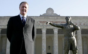 Geoffrey Hurst, auteur du but le plus controversé de l'histoire, pose devant la statue de l'arbitre russe qui a accordé ce but,Tofik Bakhramov