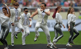 Le rappeur sud-coréen Psy interprète son tube «Gangnam Style» à la mi-temps d'un match de football à Shanghai, le 23 juin 2013.