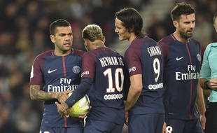 Dani Alves, Neymar et Cavani se disputent le ballon pour tirer un coup franc, lors de PSG-Lyon (2-0), le 17 septembre 2017.