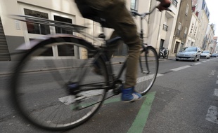 Illustration d'un cycliste sur une piste cyclage en contre sens dans les rues de Nantes, le 14 mars 2012.