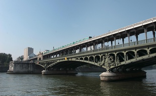 Le viaduc de Passy emprunté par la ligne 6 va subir un sérieux lifting.