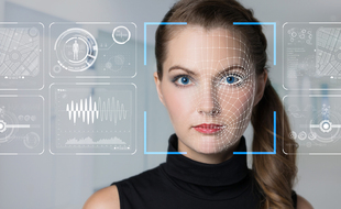 Grâce à l'intelligence artificielle, les systèmes de reconnaissances faciale peuvent facilement identifier une personne, mais les failles sont nombreuses et de plus en plus utilisées.