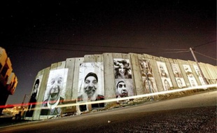 Réalisés en 2007, certains collages sont encore visibles aujourd'hui sur le mur.