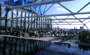 Le restaurant Le Georges au 6e étage du Centre Pompidou à Paris.