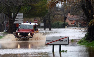 Un véhicule de secours dans les rues inondées à Hyères après de fortes pluies dans le Var le 19 janvier 2014.