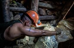Dix-huit mineurs piégés dans une mine d’or en Colombie
