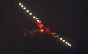 L'avion solaire Solar Impulse 2 avant son atterrissage à Nagoya (centre du Japon), le 1er juin 2015