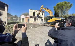 Les premières démolitions au hameau de la Brague ont eu lieu le mercredi 24 mars 2021, sous l'œil des caméras