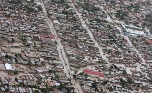 Haïti attendait vendredi une aide internationale d'urgence pour secourir les dizaines de milliers de victimes des tempêtes Gustav et Hanna, qui ont fait près de 200 morts, alors que l'ouragan Ike pourrait encore déverser des trombes d'eau sur l'île d'ici quelques jours.