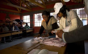 Près d'un million d'électeurs ont voté samedi dans le petit royaume africain du Lesotho pour élire un nouveau parlement, lors d'un scrutin serré qui pourrait déboucher sur la première coalition gouvernementale de l'histoire du pays.