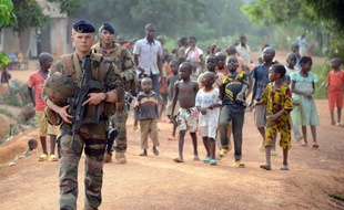 Des soldats de l'opération Sangaris patrouillent dans les rues de Bangui en mai 2015.