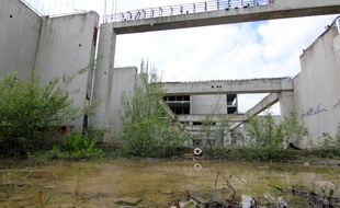 Le bâtiment qui devait accueillir l'école de la Courrouze sera finalement transformé en bureaux. Le chantier avait été abandonné en raison d'une pollution des sols.