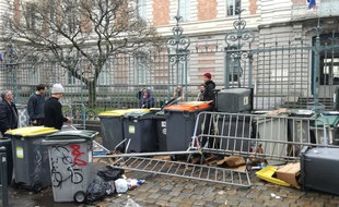 Des poubelles et des barrières ont été disposées devant plusieurs lycées à Rennes, comme ici au lycée Zola.