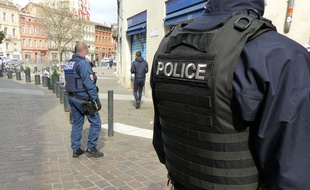 Des policiers lors d'un contrôle des mesures de confinement à Toulouse.