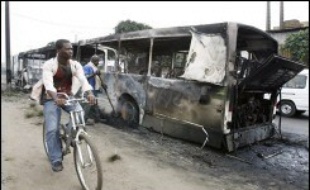 Les déchets toxiques ont été déversés dans la nuit du 19 au 20 août sur une dizaine de sites d'Abidjan, en majorité des décharges publiques, par une mystérieuse société ivoirienne, Tommy, qui les avait déchargés d'un navire grec, le Probo Koala, affrété par un négociant international, Trafigura.