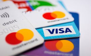 Ces voleurs de carte bleue détournaient l'attention de leurs victimes aux distributeurs automatiques. (photo d'illustration)