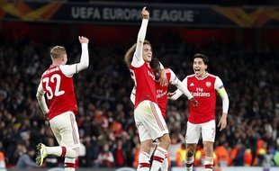 Pepe, félicité par Guendouzi et ses coéquipiers d'Arsenal après un but face à Guimaraes en Ligue Europa, le 24 octobre 2019.