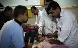 Trois enfants palestiniens, âgés de un à trois ans, ont été tués dans des raids sur Gaza dimanche matin, ont annoncé des sources médicales palestiniennes.