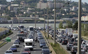 Des automobilistes sont pris dans un embouteillage, le 2 août 2013 près de Lyon