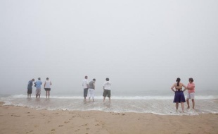 La scène rappelle "Les Dents de la mer" tourné non loin de là: au moins deux grands requins blancs ont été repérés près d'une plage de Cape Cod (Massachussetts, nord-est), provoquant inquiétude et excitation des touristes ces derniers jours sur la côte est des Etats-Unis.