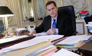Eric Besson dans son bureau à Paris le 28 janvier 2010.
