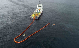 L'"Argonaute" installe un barrage près une nappe de pétrole du "Grande America". (archives)