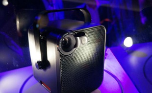 Disponible en février 2014, Le Bloc est un pico-projecteur qui permettra de visionner directement des vidéos depuis le Cloud d'Orange.