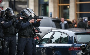 Des policiers utilisant le LBD 40 lors d'une manifestation des gilets jaunes à Bordeaux, le 9 mars 2019.