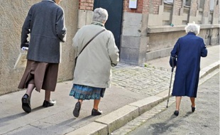 Des seniors dans la rue.