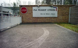 Fermer un site sans licencier? PSA s'y était engagé en 2010 en annonçant la fermeture du site de logistique de Melun-Sénart, en Seine-et-Marne (est de Paris): au final, le constructeur a réussi à éviter un plan social, mais en se donnant du temps.