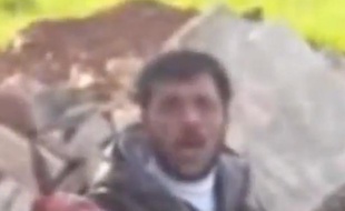 La vidéo montre un rebelle syrien en train de découper le cœur et le foie d'un soldat en uniforme.