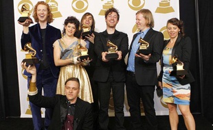 Le groupe Arcade Fire pose avec leurs récompenses, lors des 53e Grammy Awards à Los Angeles, le 13 février 2011.