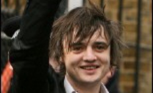 Le rocker britannique Pete Doherty a été arrêté samedi après qu'un quotidien l'eut montré apparemment en train de faire une piqûre de drogue à une admiratrice inconsciente, a-t-on appris de source policière.