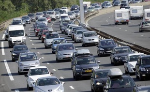 Des voitures sur l'autoroute A7 entre Lyon et Vienne, le 20 juillet 2013