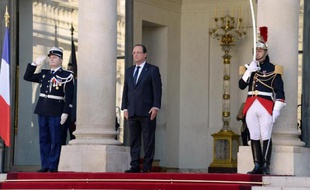 A la veille du débat parlementaire, sans vote, sur la Syrie, François Hollande a réaffirmé mardi sa détermination contre Bachar al-Assad en restant vague sur la riposte possible, face à une classe politique elle même dans l'expectative et divisée.