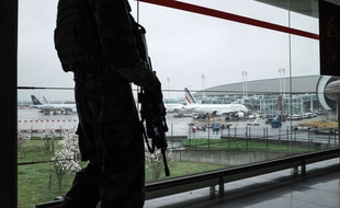 Des militaires de l'opération Sentinelle patrouillent à Roissy-Charles-de-Gaulle, le 18 mars 2017.