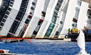 Début de l'opération de redressement du Costa Concordia, le 16 septembre 2013 en Italie.
