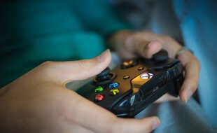 Une manette de console Xbox.