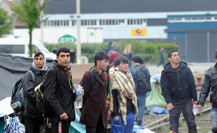 Des immigrants expulsés de leur campement à Calais par la police, le 28 mai 2014