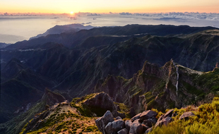 Lever du soleil sur les reliefs volcaniques de Madère, depuis le sommet du Pico do Areeiro.