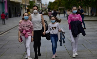 Une famille équipée de masques marche à Pampelune, en Espagne