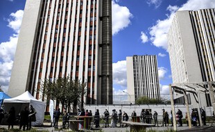 Une opération de vaccination sous les tours de Noisy-le-Sec, en Seine-Saint-Denis